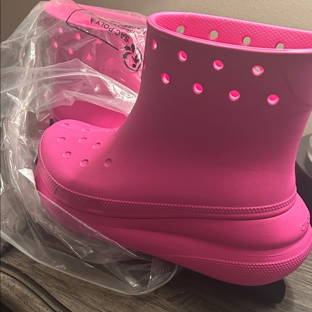 CROCS Women's Bright Pink Winter Boots